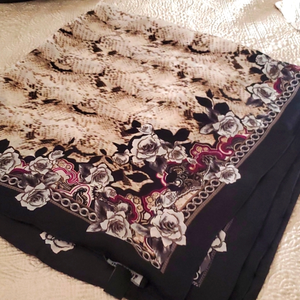 Practically new White House Black Market scarf